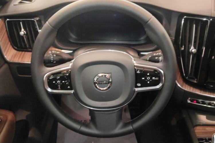 Used Volvo XC60 2023 B5 4x4 Smart Luxury Edition Steering Wheel