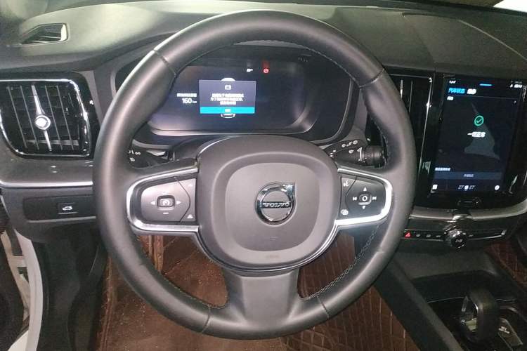 Used Volvo XC60 2023 B5 4x4 Smart Luxury Edition Steering Wheel