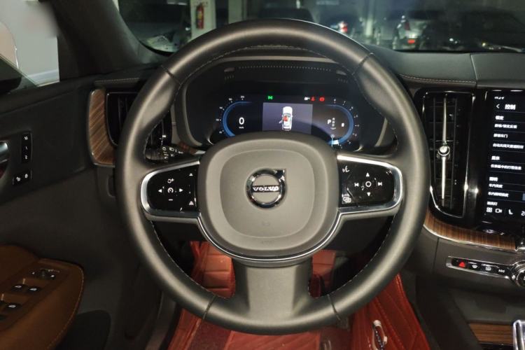 Used Volvo XC60 2023 B5 4x4 Smart Luxury Edition Steering Wheel