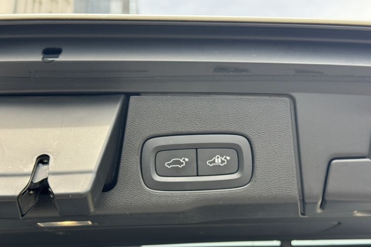 Used Volvo XC60 2023 B5 4x4 Smart Luxury Edition Trunk