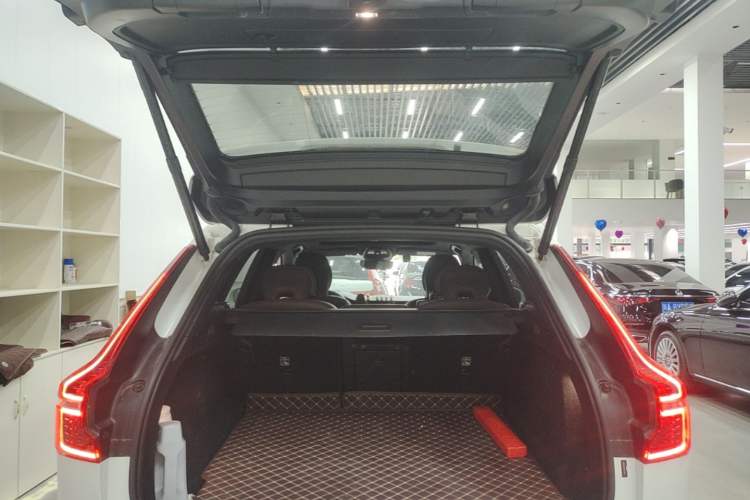 Used Volvo XC60 2023 B5 4x4 Smart Luxury Edition Trunk