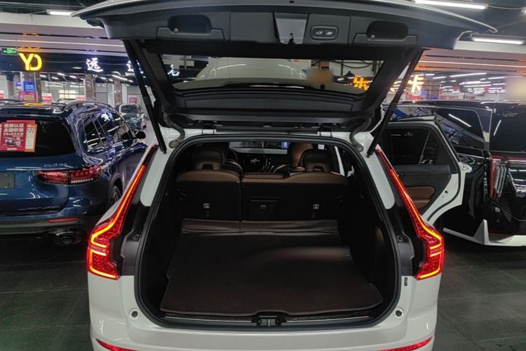 Used Volvo XC60 2023 B5 4x4 Smart Luxury Edition Trunk