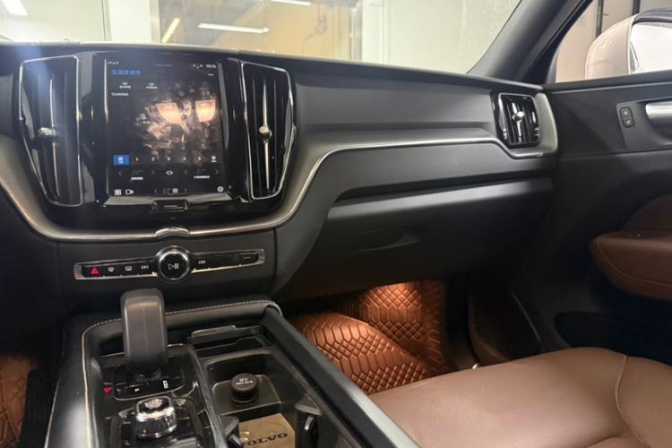 Used Volvo XC60 2023 B5 4x4 Smart Luxury Edition Audio And AC Panel