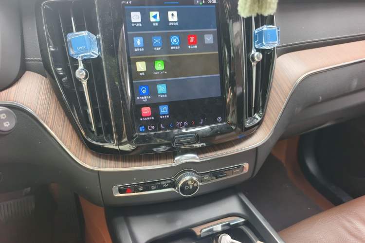 Used Volvo XC60 2023 B5 4x4 Smart Luxury Edition Audio And AC Panel