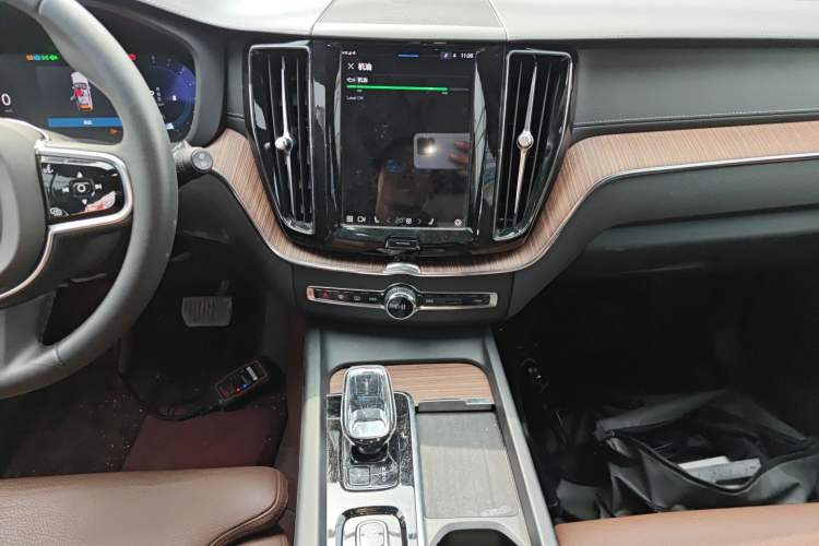 Used Volvo XC60 2023 B5 4x4 Smart Luxury Edition Audio And AC Panel