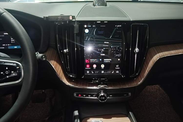 Used Volvo XC60 2023 B5 4x4 Smart Luxury Edition Audio And AC Panel