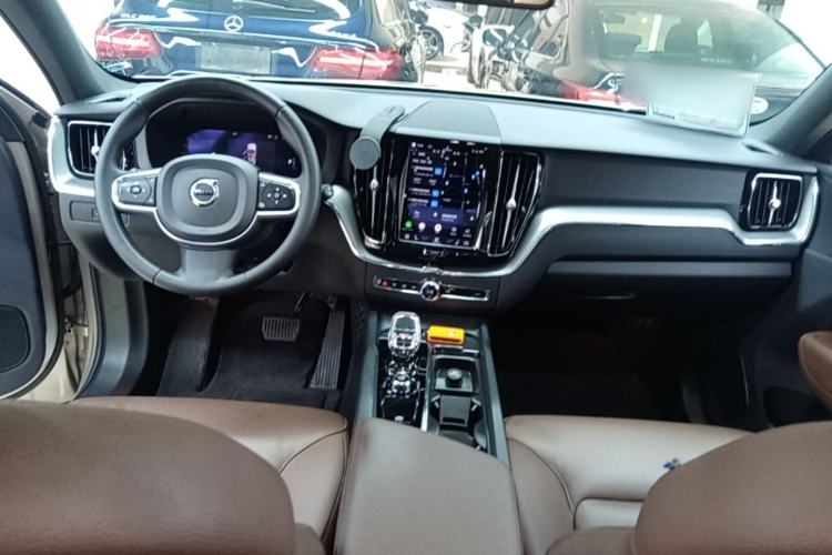 Used Volvo XC60 2023 B5 4x4 Smart Luxury Edition Center Console