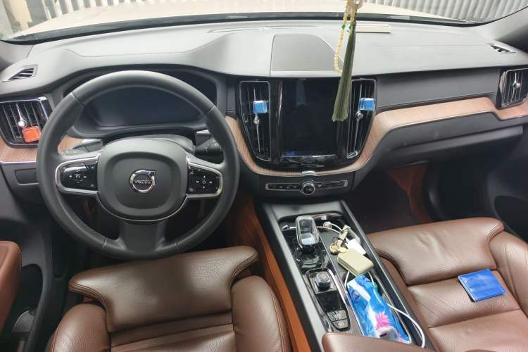 Used Volvo XC60 2023 B5 4x4 Smart Luxury Edition Center Console