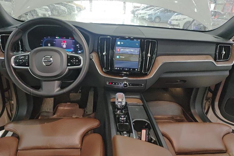 Used Volvo XC60 2023 B5 4x4 Smart Luxury Edition Center Console