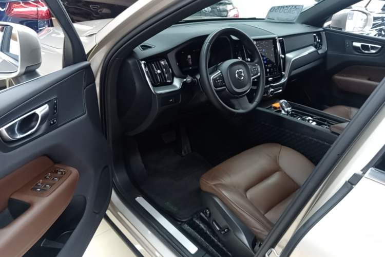Used Volvo XC60 2023 B5 4x4 Smart Luxury Edition Driver Seat