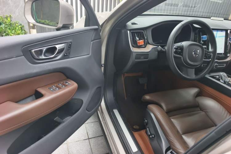 Used Volvo XC60 2023 B5 4x4 Smart Luxury Edition Driver Seat