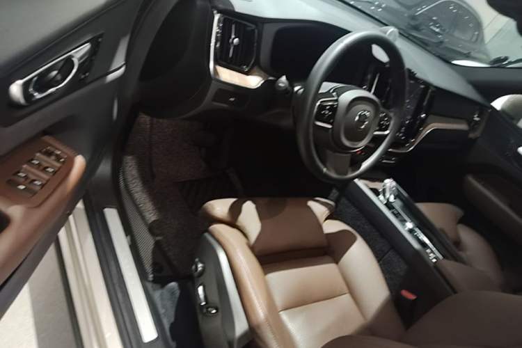 Used Volvo XC60 2023 B5 4x4 Smart Luxury Edition Driver Seat