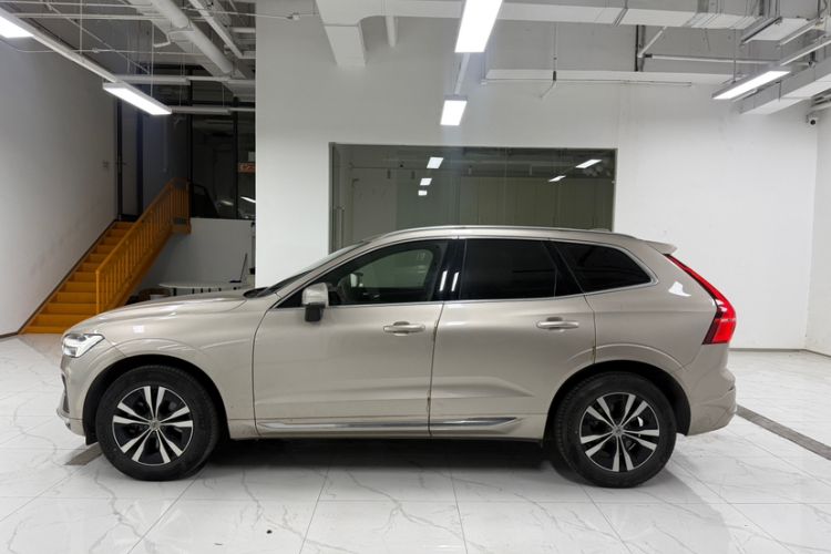 Used Volvo XC60 2023 B5 4x4 Smart Luxury Edition Exterior 3