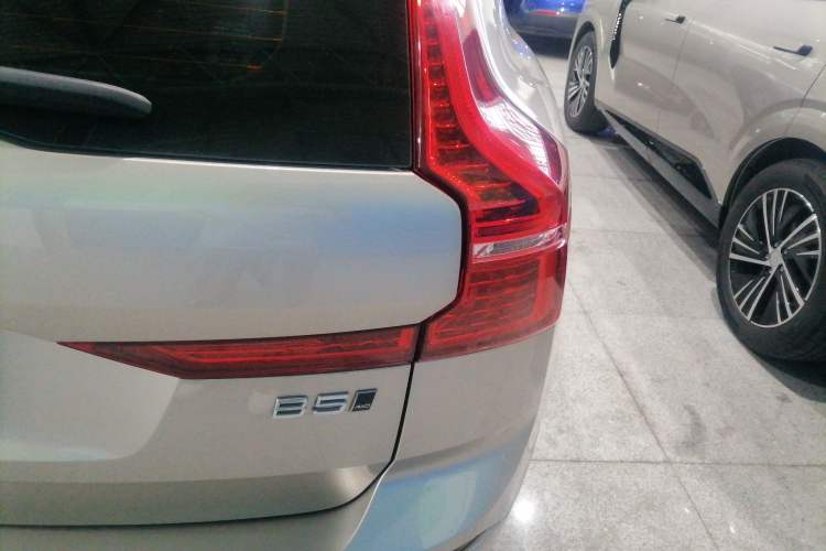 Used Volvo XC60 2023 B5 4x4 Smart Luxury Edition Exterior 3