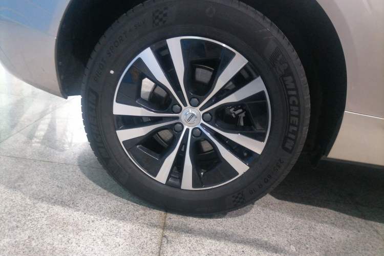 Used Volvo XC60 2023 B5 4x4 Smart Luxury Edition Exterior 5