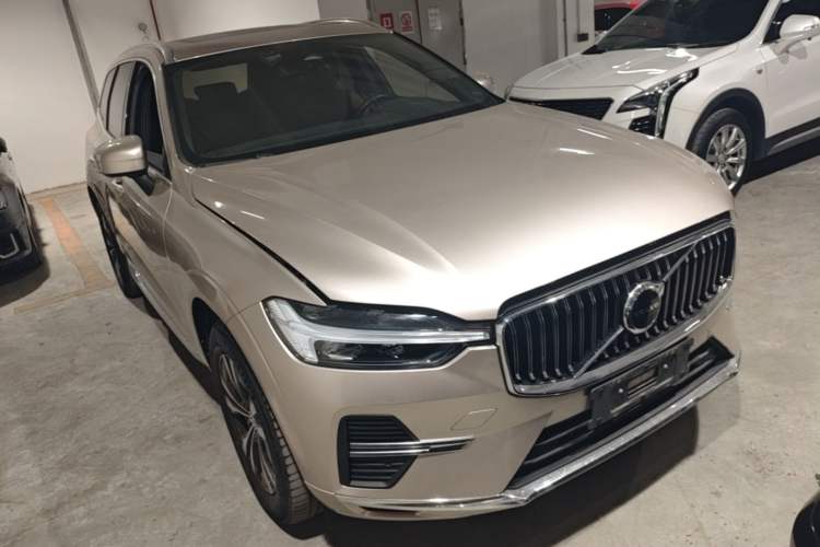 Used Volvo XC60 2023 B5 4x4 Smart Luxury Edition Front Right 45 Deg