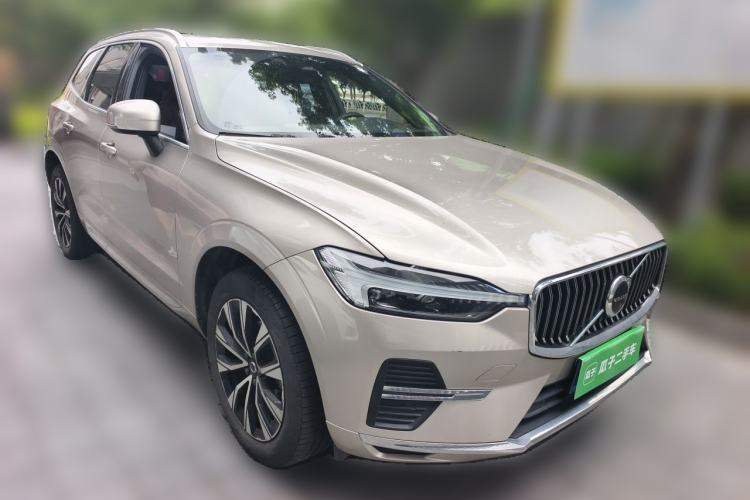 Used Volvo XC60 2023 B5 4x4 Smart Luxury Edition Front Right 45 Deg