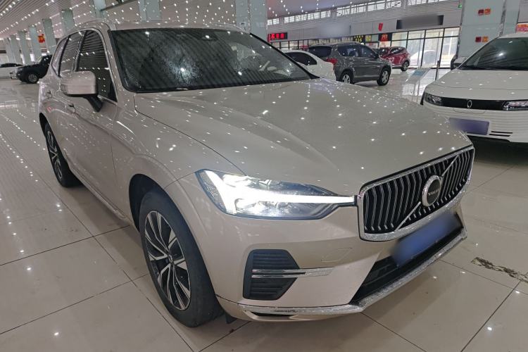 Used Volvo XC60 2023 B5 4x4 Smart Luxury Edition Front Right 45 Deg