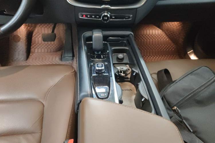Used Volvo XC60 2023 B5 4x4 Smart Luxury Edition Gear Lever