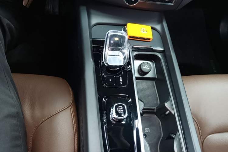 Used Volvo XC60 2023 B5 4x4 Smart Luxury Edition Gear Lever