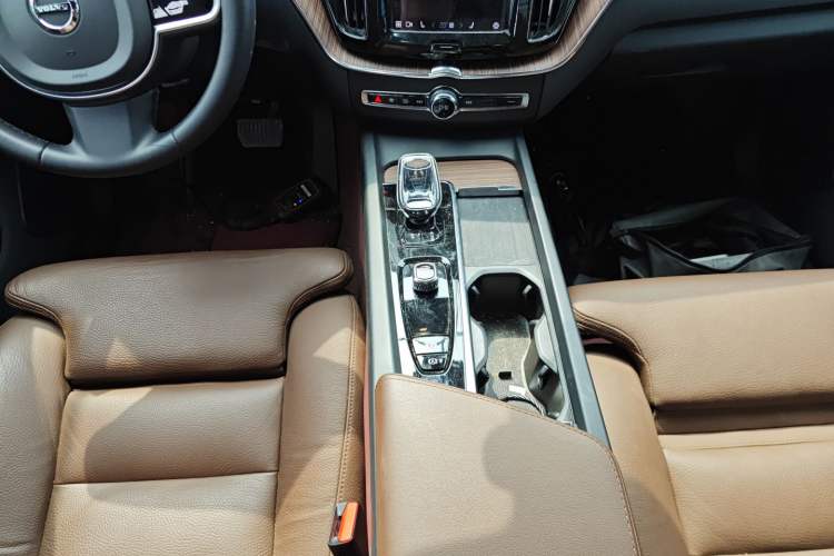 Used Volvo XC60 2023 B5 4x4 Smart Luxury Edition Gear Lever