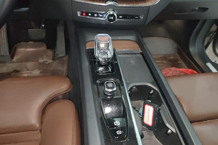 Used Volvo XC60 2023 B5 4x4 Smart Luxury Edition Gear Lever