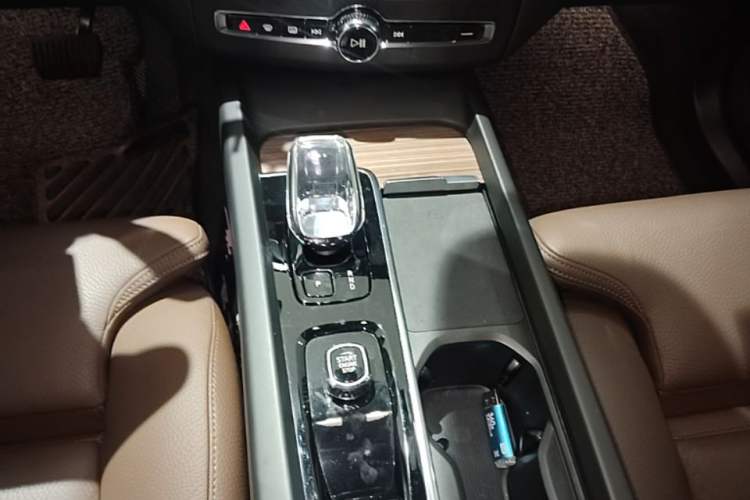 Used Volvo XC60 2023 B5 4x4 Smart Luxury Edition Gear Lever