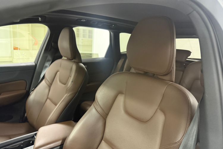Used Volvo XC60 2023 B5 4x4 Smart Luxury Edition Interior 1