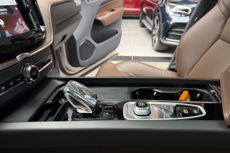 Used Volvo XC60 2023 B5 4x4 Smart Luxury Edition Interior 11