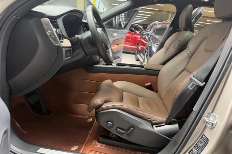 Used Volvo XC60 2023 B5 4x4 Smart Luxury Edition Interior 2
