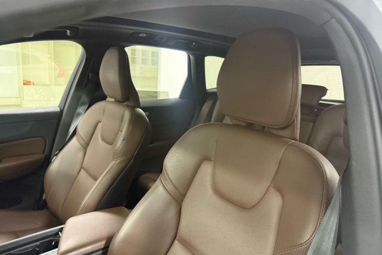 Used Volvo XC60 2023 B5 4x4 Smart Luxury Edition Interior 2
