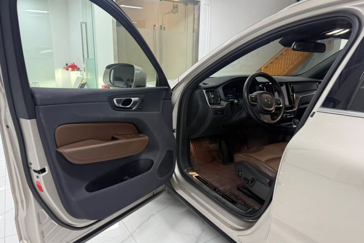 Used Volvo XC60 2023 B5 4x4 Smart Luxury Edition Interior 2