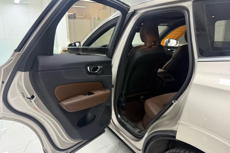 Used Volvo XC60 2023 B5 4x4 Smart Luxury Edition Interior 3