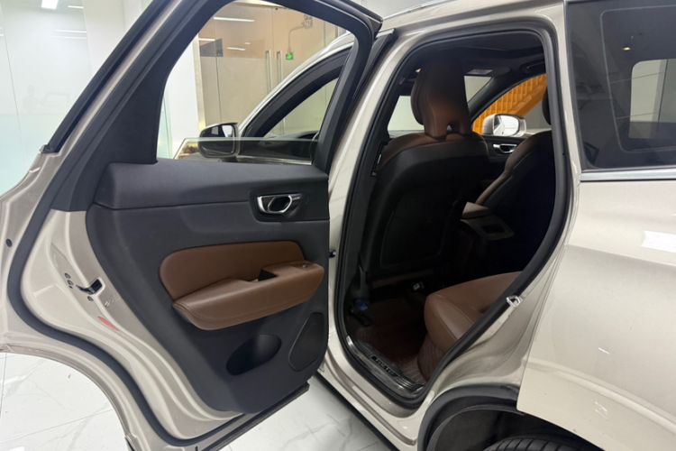 Used Volvo XC60 2023 B5 4x4 Smart Luxury Edition Interior 3