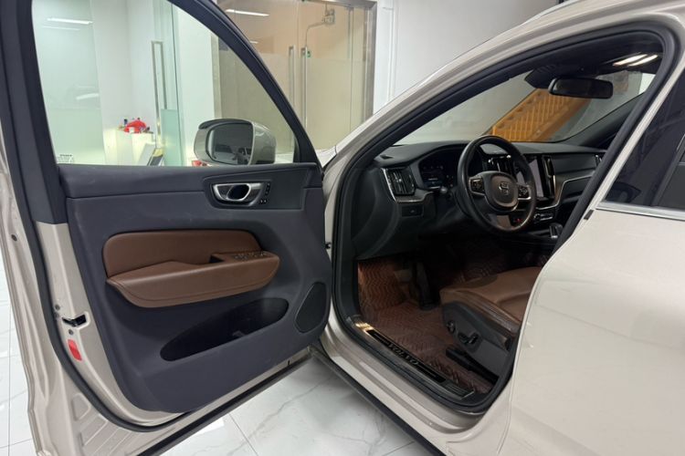 Used Volvo XC60 2023 B5 4x4 Smart Luxury Edition Interior 6