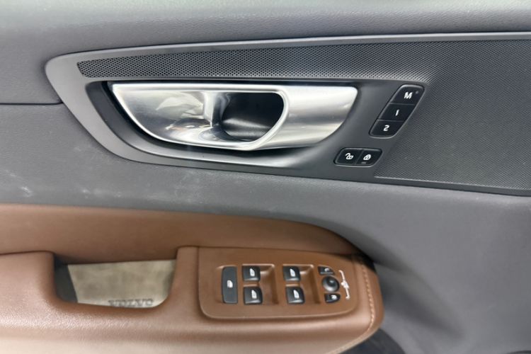 Used Volvo XC60 2023 B5 4x4 Smart Luxury Edition Interior 8