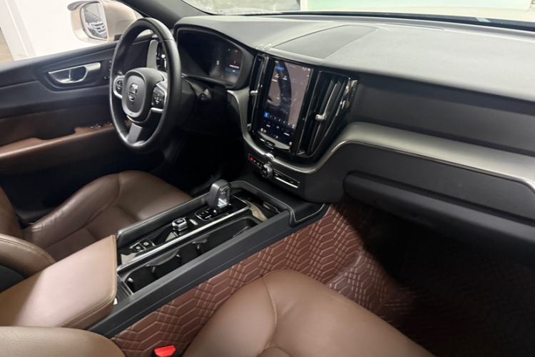 Used Volvo XC60 2023 B5 4x4 Smart Luxury Edition Interior 9