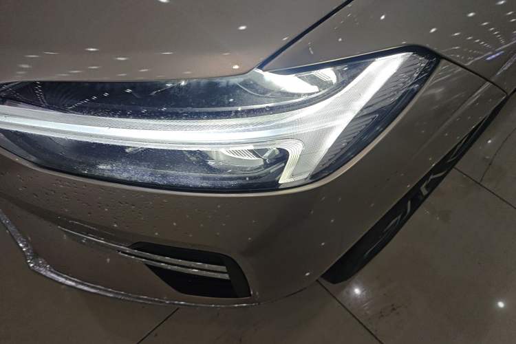 Used Volvo XC60 2023 B5 4x4 Smart Luxury Edition Left Front Headlight