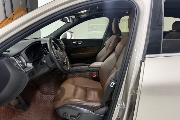 Used Volvo XC60 2023 B5 4x4 Smart Luxury Edition Left Front Seat