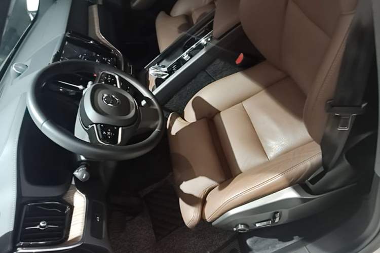 Used Volvo XC60 2023 B5 4x4 Smart Luxury Edition Left Front Seat
