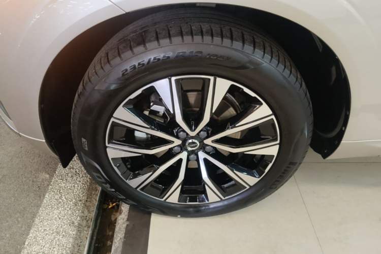Used Volvo XC60 2023 B5 4x4 Smart Luxury Edition Left Front Wheel Hub