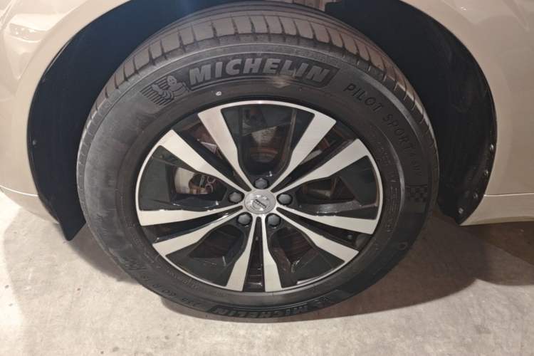 Used Volvo XC60 2023 B5 4x4 Smart Luxury Edition Left Front Wheel Hub