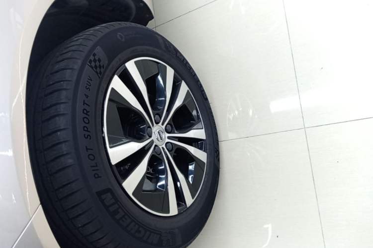 Used Volvo XC60 2023 B5 4x4 Smart Luxury Edition Left Front Wheel Hub