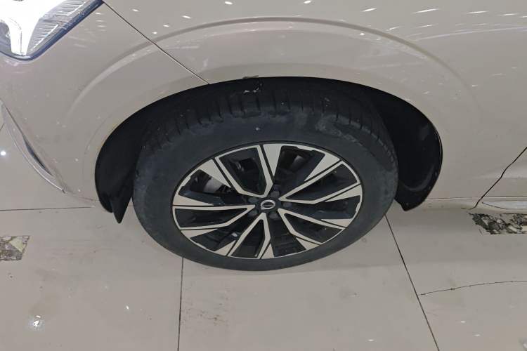 Used Volvo XC60 2023 B5 4x4 Smart Luxury Edition Left Front Wheel Hub