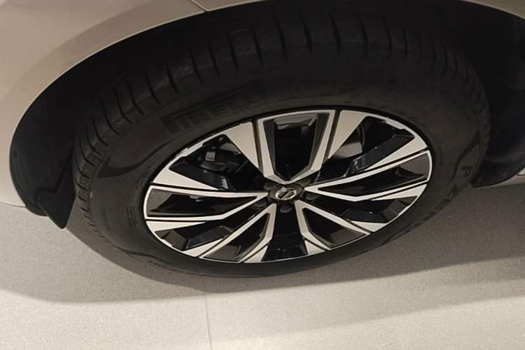Used Volvo XC60 2023 B5 4x4 Smart Luxury Edition Left Front Wheel Hub