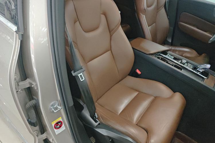 Used Volvo XC60 2023 B5 4x4 Smart Luxury Edition Right Front Seat