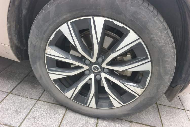 Used Volvo XC60 2023 B5 4x4 Smart Luxury Edition Right Front Wheel Hub
