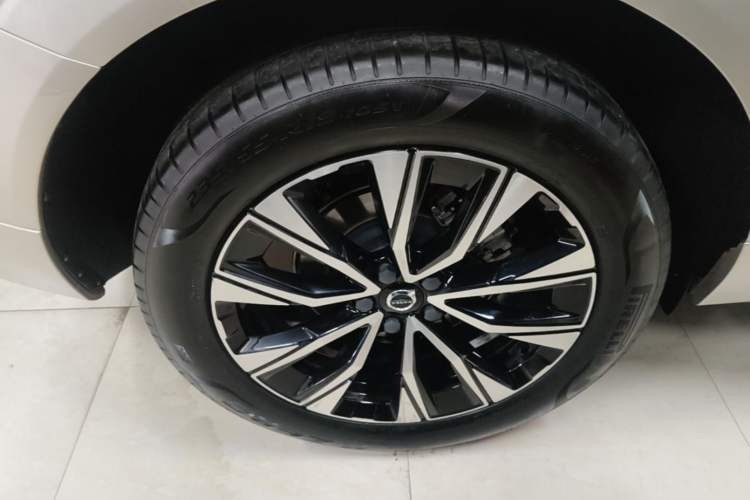 Used Volvo XC60 2023 B5 4x4 Smart Luxury Edition Right Rear Wheel Hub