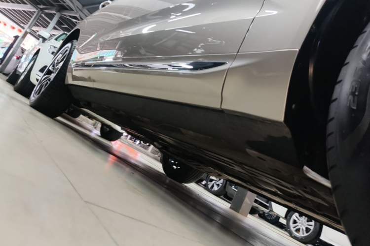 Used Volvo XC60 2023 B5 4x4 Smart Luxury Edition Right Side Sill