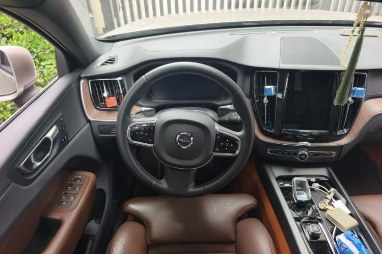 Used Volvo XC60 2023 B5 4x4 Smart Luxury Edition Steering Wheel